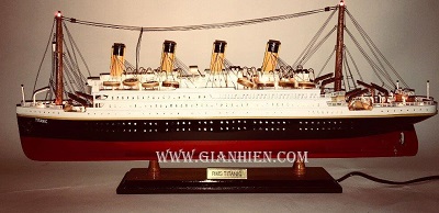 RMS Titanic 带灯船模型